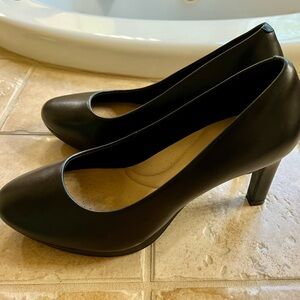 Clark’s Black Leather Pumps Slip-On Shoes 7.5 M